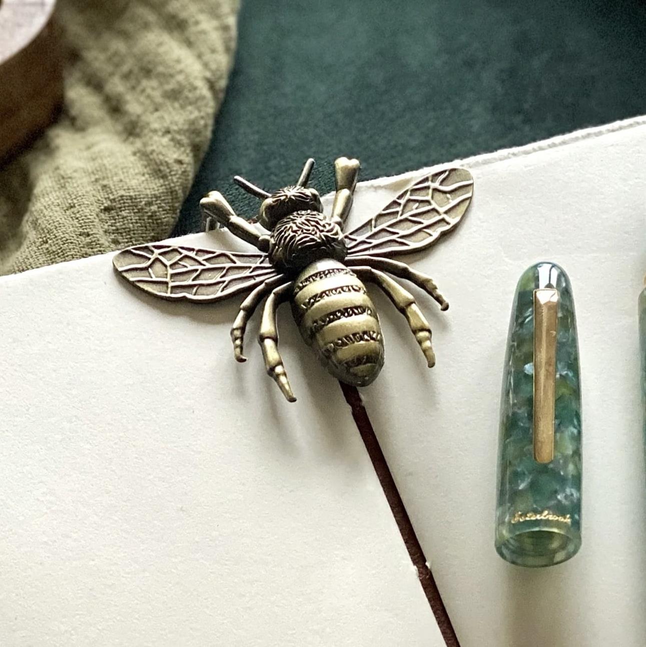 Esterbrook Bee Page Holder Brass - engkalem.com